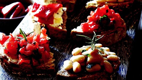 Domatesli, Fasulyeli Ve Közlenmiş Biberli Bruschetta