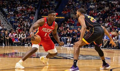 Zion Williamson powers red-hot Pelicans past slumping Suns