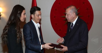 Özil, fiancée invite Erdoğan to their wedding