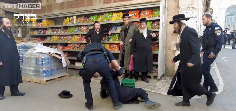 Israeli police attacked anti-Zionist Jews hanging the Palestinian flag