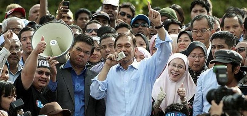 ANWAR WARNS MALAYSIA PM SEEKS EMERGENCY LAW TO KEEP POWER