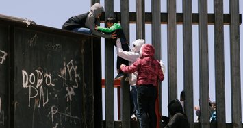 Mexico's dilemma: Detain migrants or suffer US tariffs