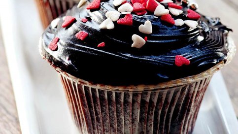 Frambuazlı Ve Damla Çikolatalı Cupcake