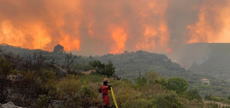 SPAIN FIREFIGHTERS BATTLE TO CONTROL HUGE VALENCIA WILDFIRE