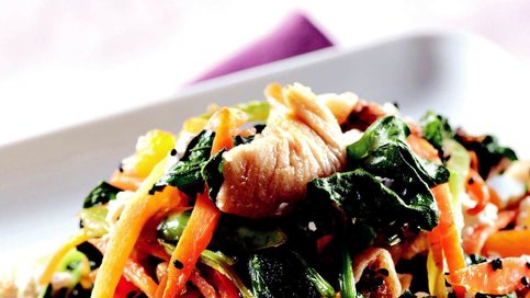 Kuru Meyveler Eşliğinde Turp Otu Salatası