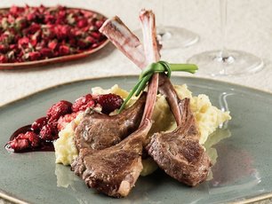 Polenta Yatağında Böğürtlen Soslu Pirzola