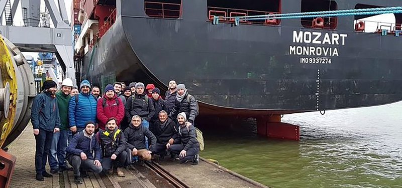 Pirates who kidnapped Turkish sailors make contact to talk ransom