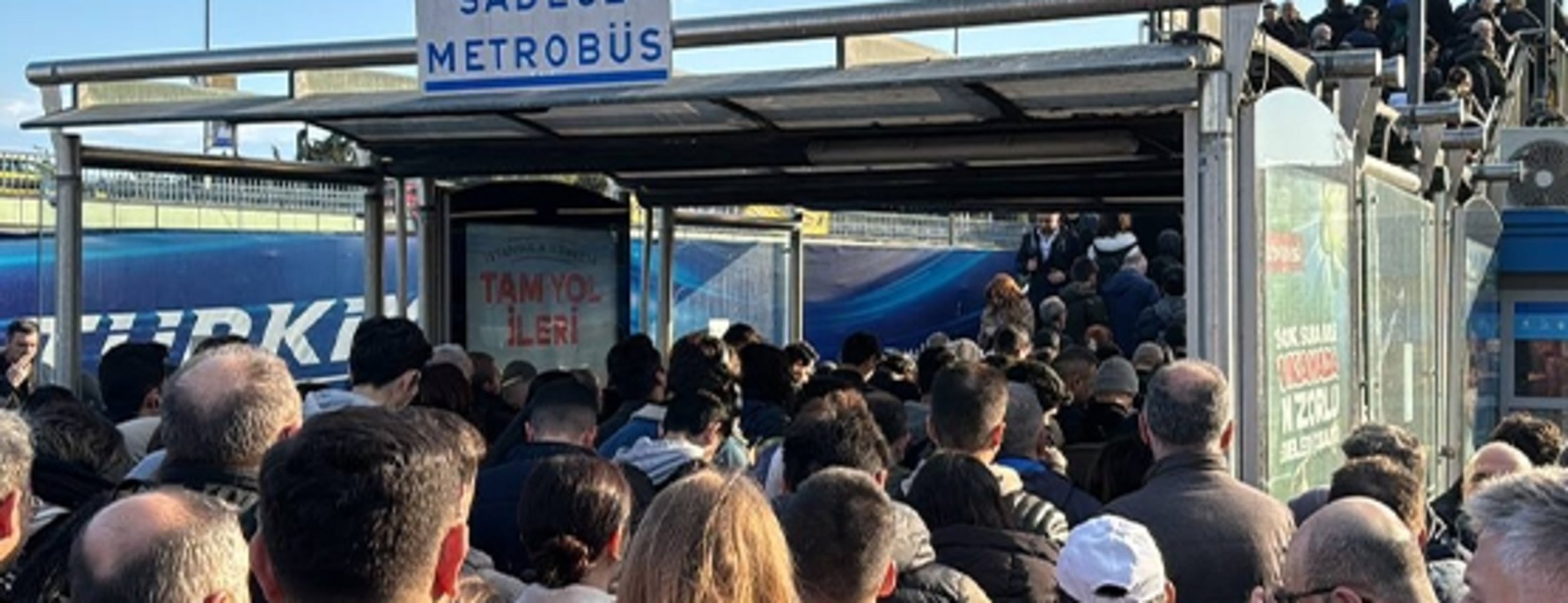 Altunizade’de metrobüs arızası nedeniyle yoğunluk oluştu