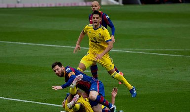 Barcelona hit by late penalty to draw with Cadiz