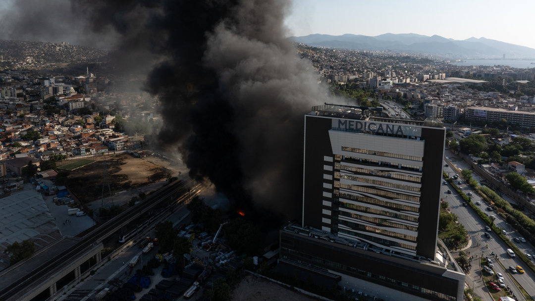 İZMİR’DE KORKUTAN YANGIN