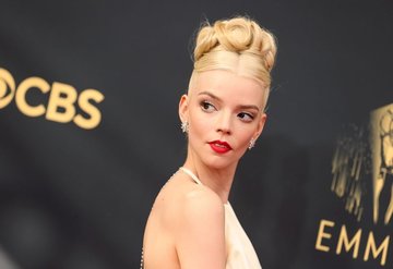 2021 Emmy Ödüllerinden Anya Taylor-Joyun Mükemmel Kırmızı Ruju