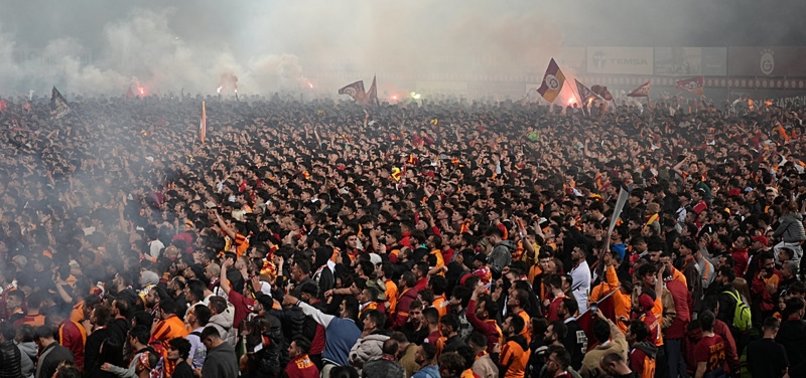 GALATASARAY FANS CELEBRATE TSL TITLE BY LIVING IT UP UNTIL EARLY MORNING