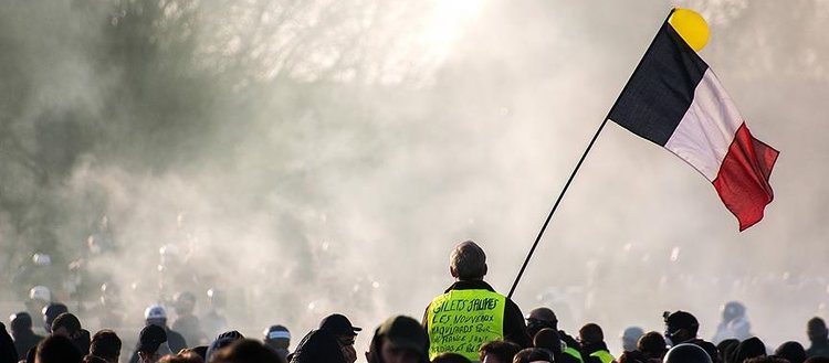 Sarı yeleklilerden Fransa’daki rafinelerde blokaj eylemi