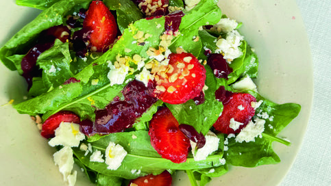 Fermente Çilek Soslu Kuzukulağı Salatası