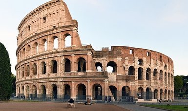 Italy is looking for the young man who appeared in a viral video recording his name in the Colosseum in Rome: It can cost him big