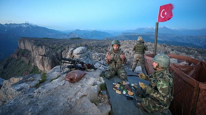 İlk iftarı sınırdaki Mehmetçik açtı