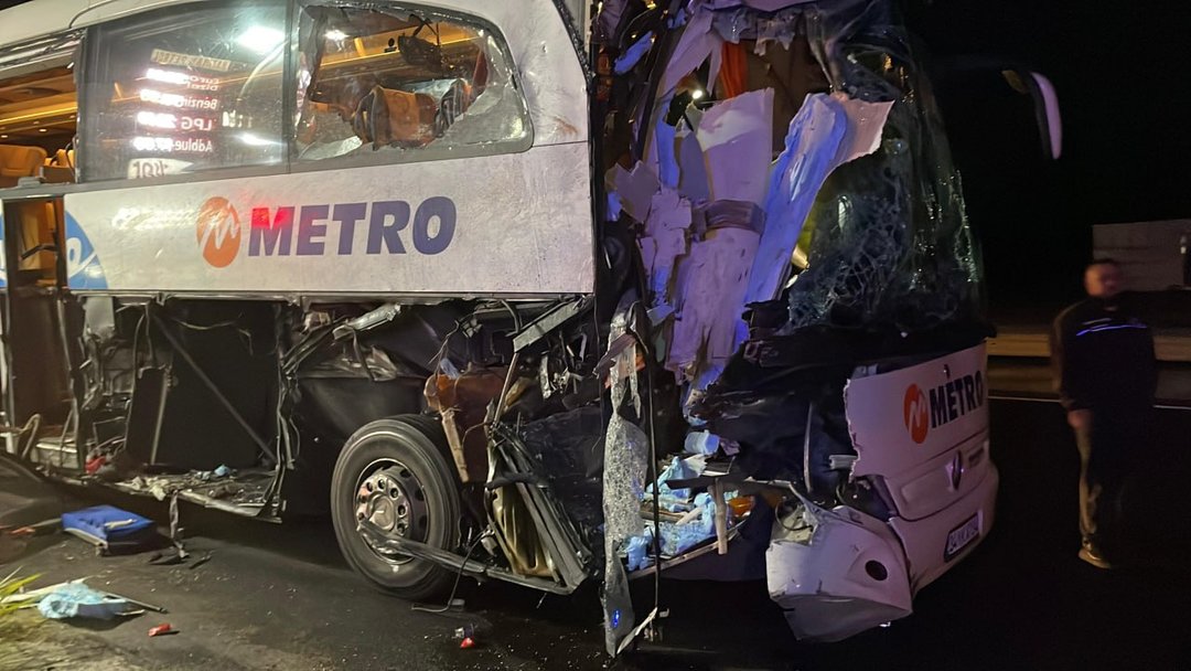 TIR TOLCU OTOBÜSÜYLE ÇARPIŞTI