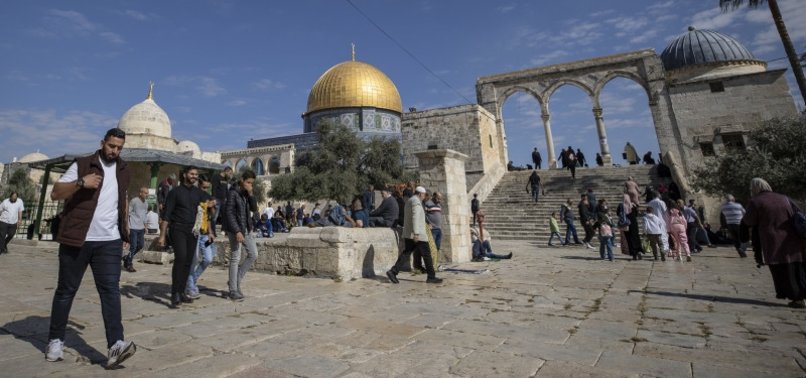 TURKISH YOUTH CONFRONTS ISRAELI SOLDIERS VIOLATING AL-AQSA MOSQUE ETIQUETTE