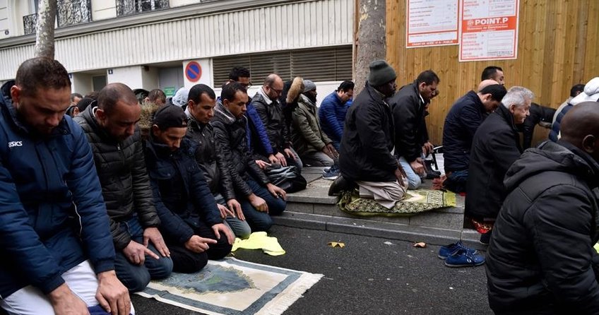 Paris’te cuma namazını sokakta kıldılar