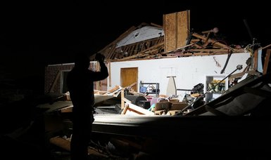 Destructive tornadoes in U.S. Plains injure a dozen, cut power for thousands