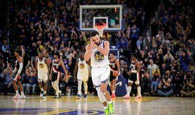Stephen Curry, Warriors close door on Blazers in final seconds
