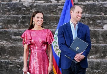 Kate Middleton Karayip Turunda Pembe Pullu Elbisesiyle Parıldıyor