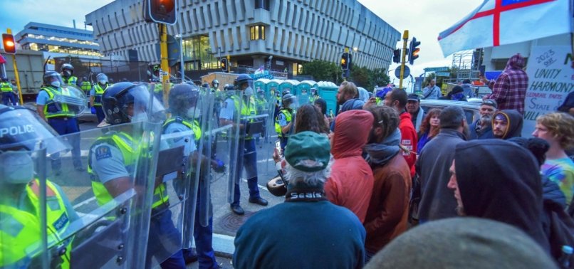 RIOT POLICE MOVE IN ON NEW ZEALAND ANTI-VAX PROTEST