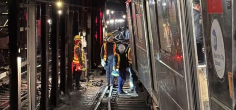 24 INJURED AS SUBWAY TRAIN COLLIDES WITH OUT-OF-SERVICE TRAIN IN MANHATTAN