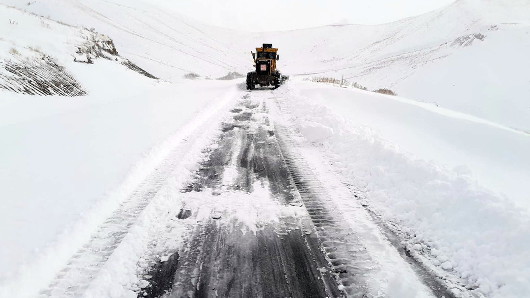 HAKKARİ’DE KARDAN KAPANAN KÖY YOLLARI AÇILDI