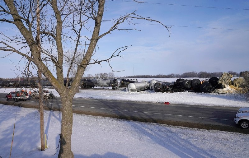 Residents evacuated after train derails in US state of Minnesota