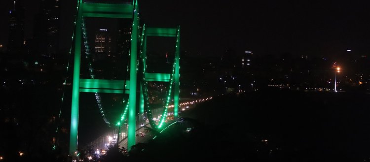 İstanbul’da köprüler yeşile büründü