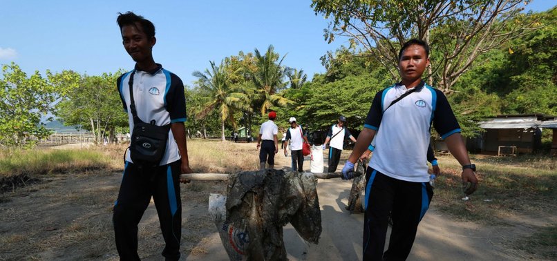 INDONESIANS HIT THE BEACH IN MASS TRASH PICK-UP