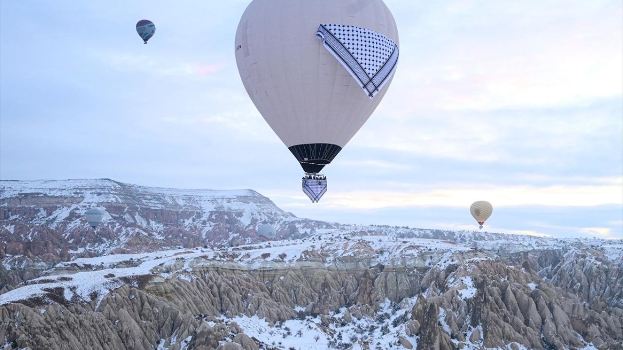 Balon bermotif keffiyeh, yang disiapkan dan diluncurkan oleh Yayasan Kebudayaan dan Peradaban (KÜME), melayang di langit Cappadocia.

