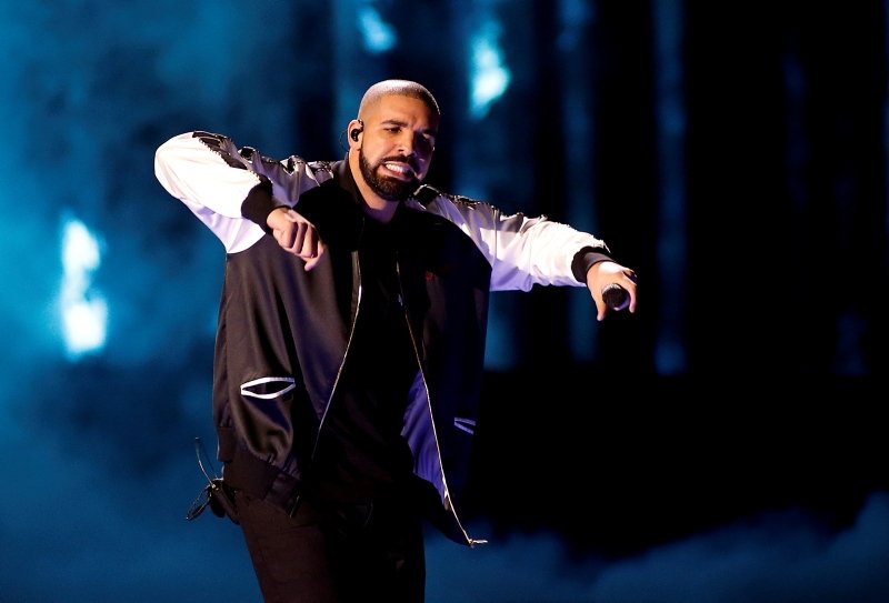 DRAKE LİSTELERİN BAŞINDA