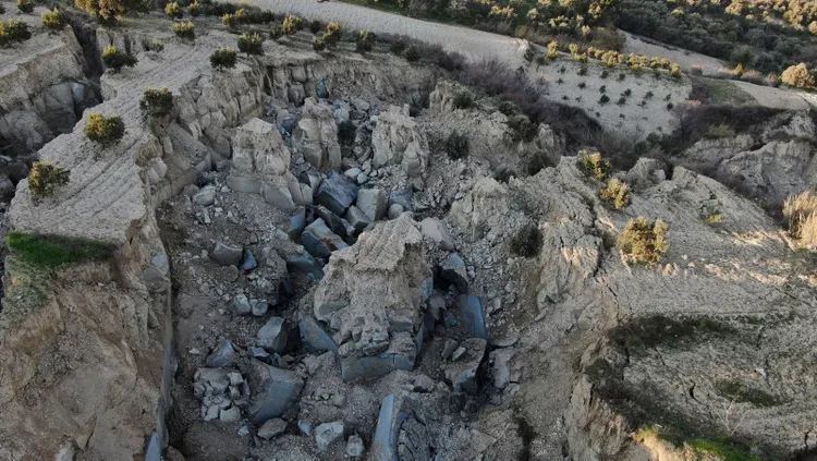 Giant Rift 30-meter-deep, 200-meter-wide rift formed in olive garden after quake