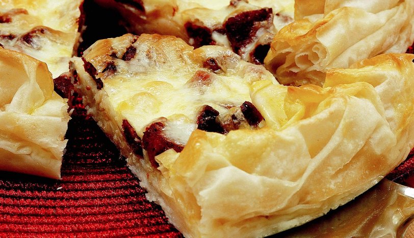 Kaşarlı Sucuklu Börek