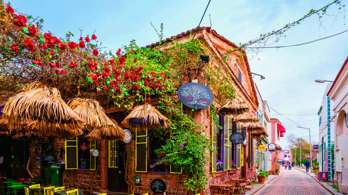 Tarih, Kültür ve Doğayla İç İçe Bir Ege Cenneti