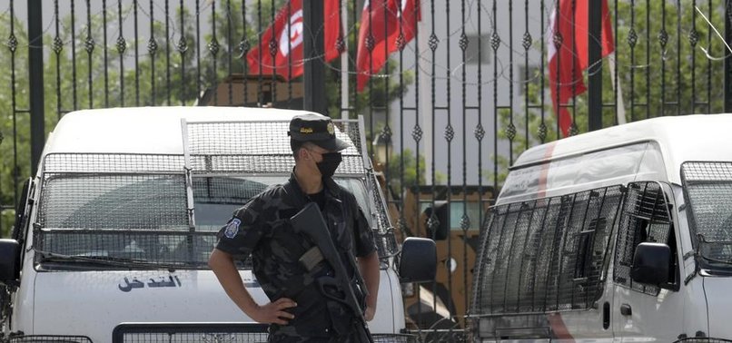 TUNISIA ARRESTS 10 TERROR SUSPECTS FOR PLANNING ATTACKS