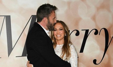 Jennifer Lopez announces engagement to Ben Affleck (again)