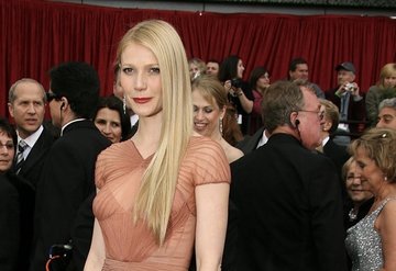 Gwyneth Paltrow, corona virüsle mücadele için elbisesini bağışladı