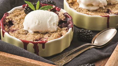 Şeftali Ve Böğürtlenli Crumble Tarifi