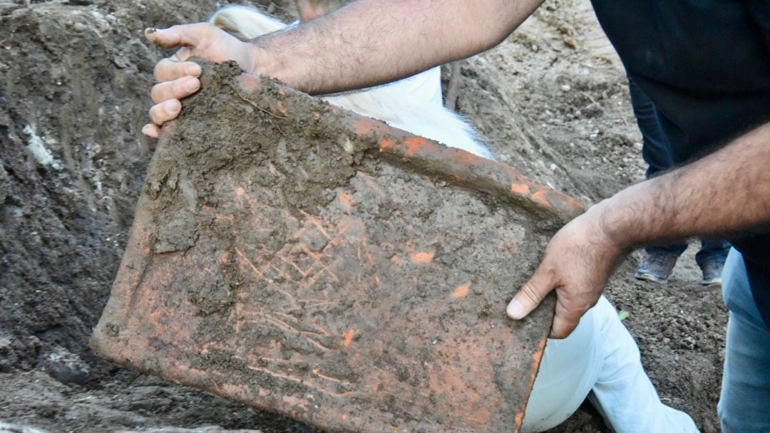YOL ÇALIŞMASINDA TARİHİ MEZAR KALINTILARI BULUNDU