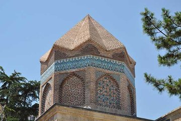 Çiniyle bezeli cami: Gökmedrese