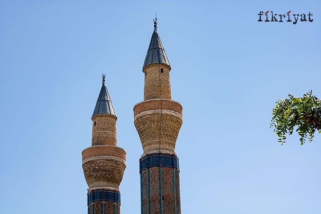 Gök Medrese’ye nakşedilen hadis-i şerifler