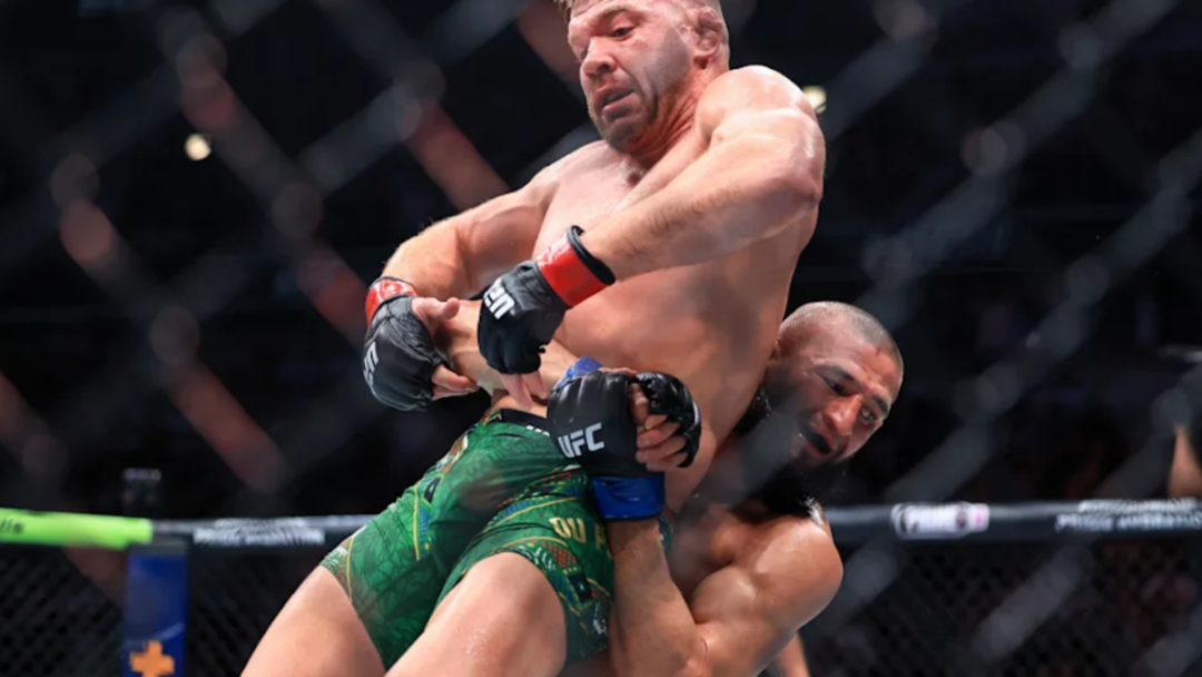 KHAMZAT CHIMAEV 32-0 İLE UFC ŞAMPİYONU