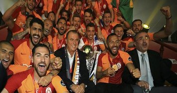 Galatasaray receive Turkish League trophy