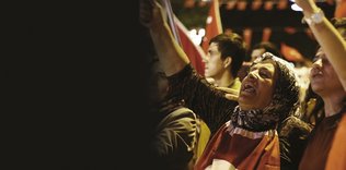 Sancağı yere düşürmeyen kadınlar