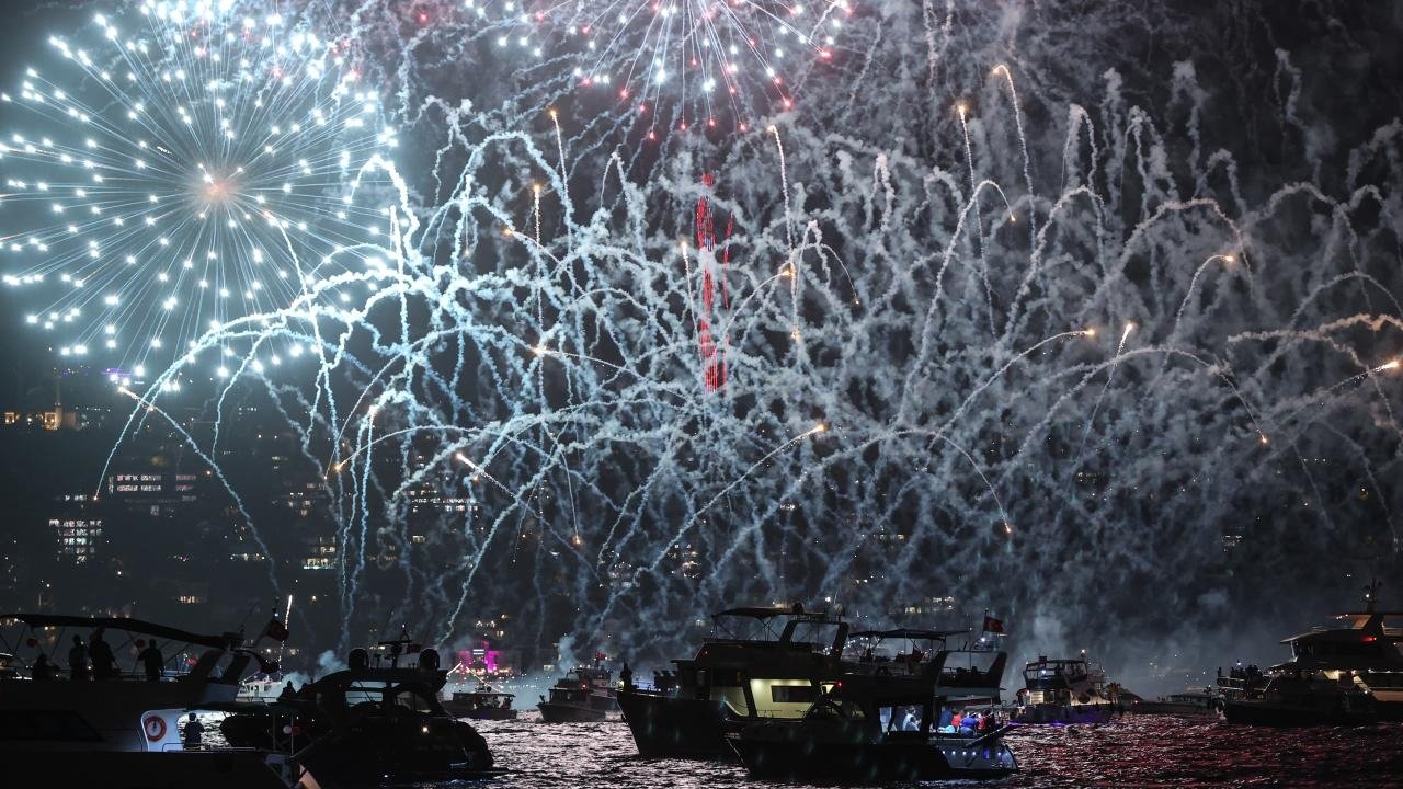 The enthusiasm of the 100th year of the Republic was reflected in the sky