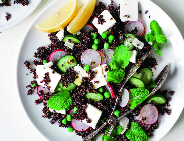 Siyah Pirinçli ve Peynirli Bahar Salatası