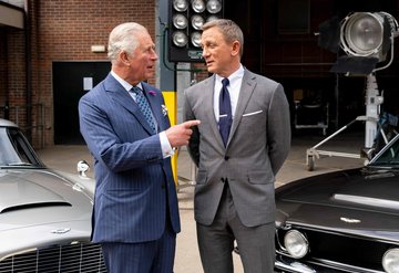 James Bond, Prens Charlesı ağırladı